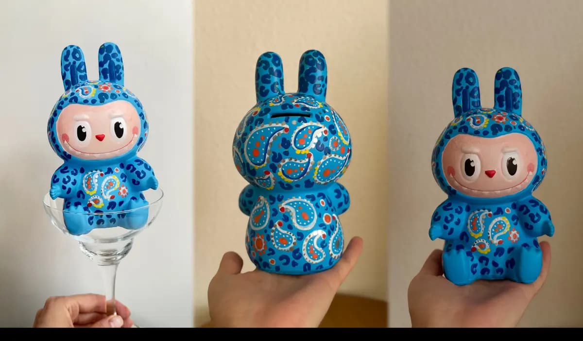 Роспись игрушки Лабубу в от Артвайбс в ресторане Сплетни Бар Анны Асти от Артвайбс