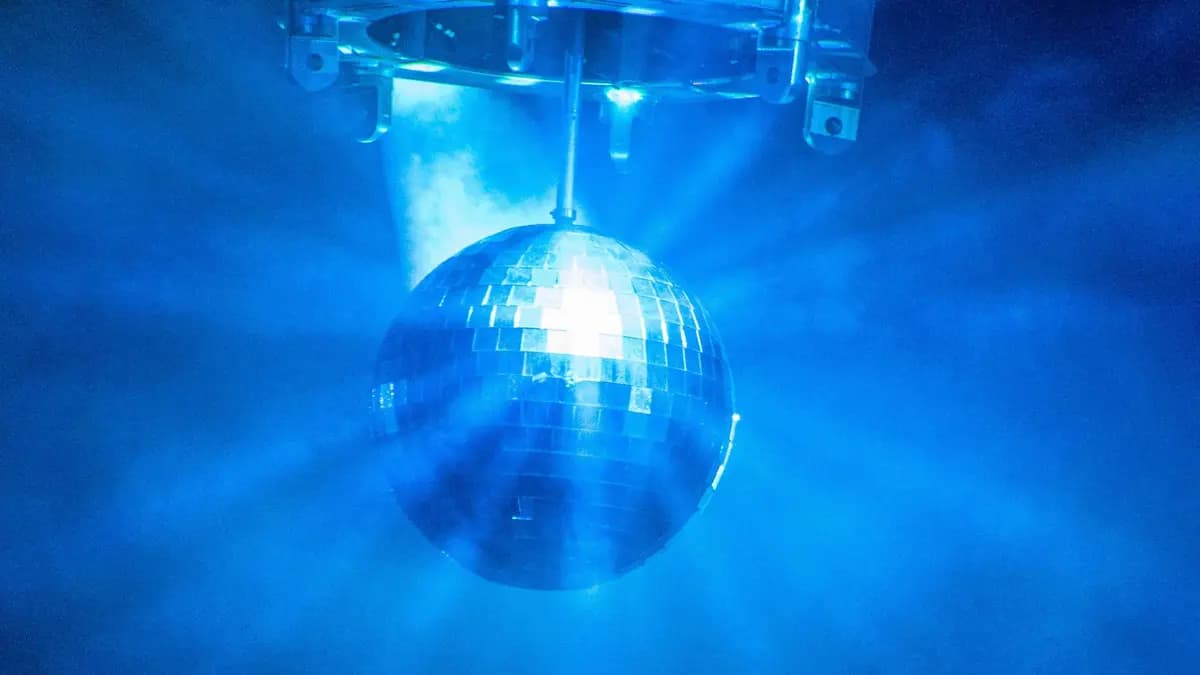 Дискотека 90-х с участием Михаила Жукова