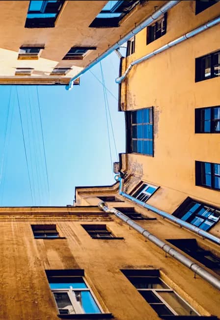 Петербург за закрытыми дверями: парадные лестницы и дворы-колодцы