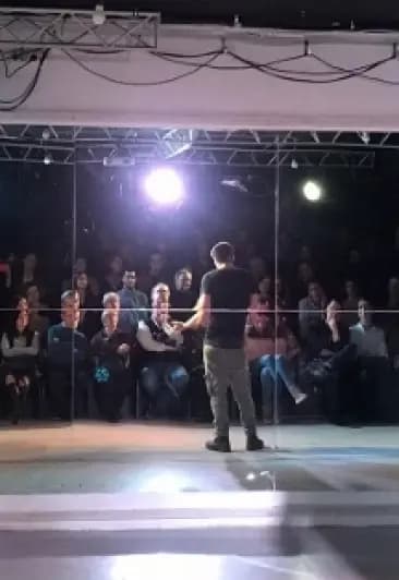 Взрослые снаружи