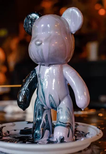 Роспись мишки Bearbricks в технике флюид-арт с видом на Исакий