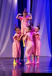 Посещение занятий (2 раза в неделю) в студии современного и эстрадного танца Экман