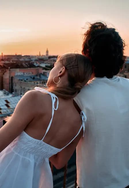 РОМАНТИЧЕСКИЙ ПИТЕР: ДВОРЫ, ПАРАДНЫЕ, КОММУНАЛКА И КРЫША