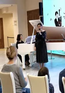 Корзина с еловыми шишками