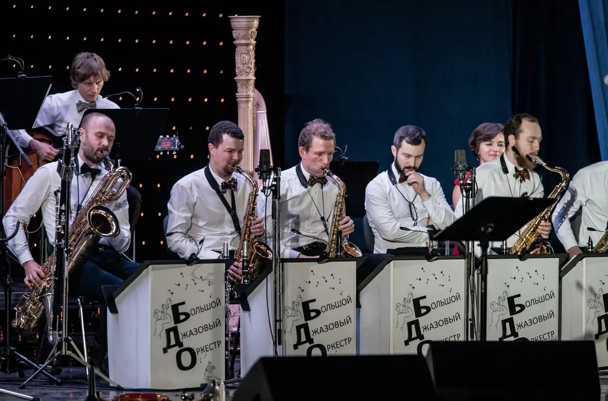 Праздничный концерт с оркестром Петра Востокова. Серенада солнечной долины. Чай вдвоем. Караван