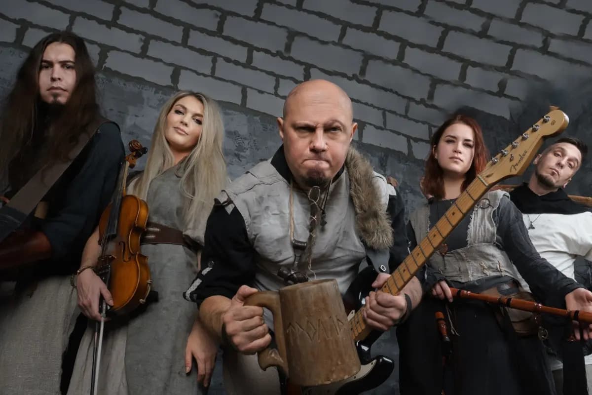 Тролль гнёт ель