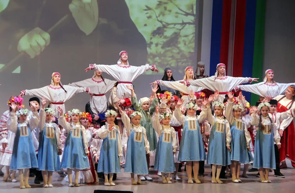 Нас учили быть птицами (Петровский дворец)