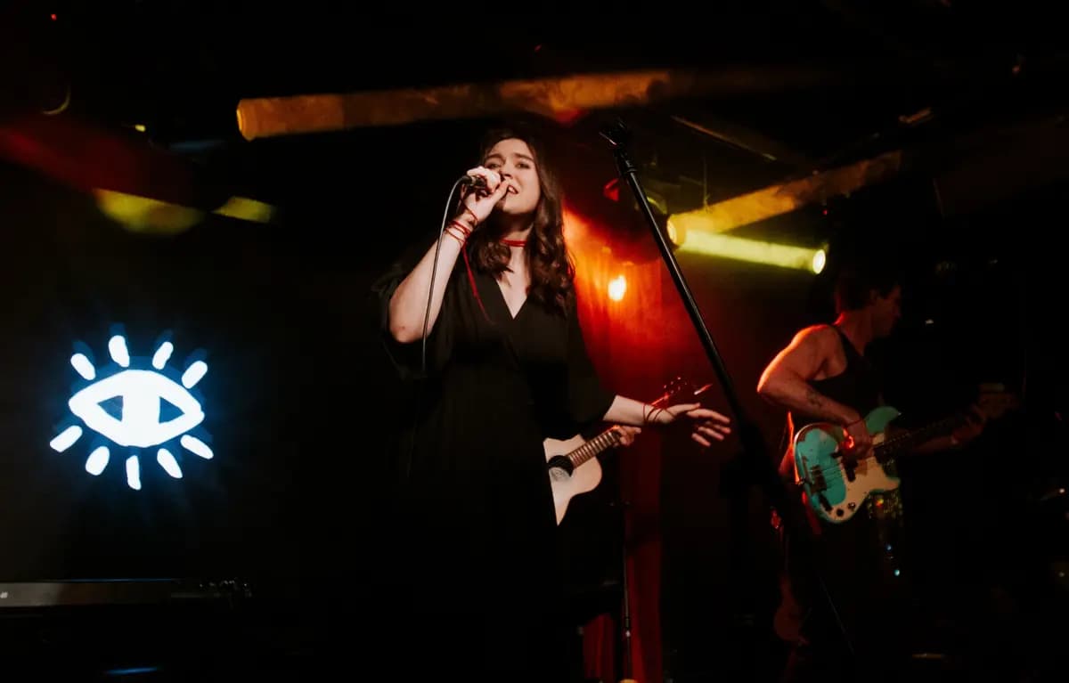 Я Софа (Красные носки)