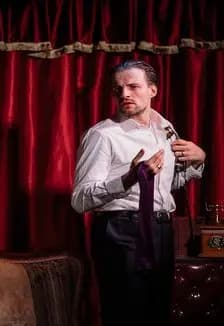 Он. Она. Окно...