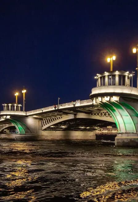 Ночная прогулка на теплоходе. Развод мостов