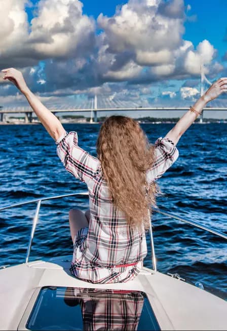 Полуденный выстрел на теплоходе: прогулка по каналам Петербурга с детьми