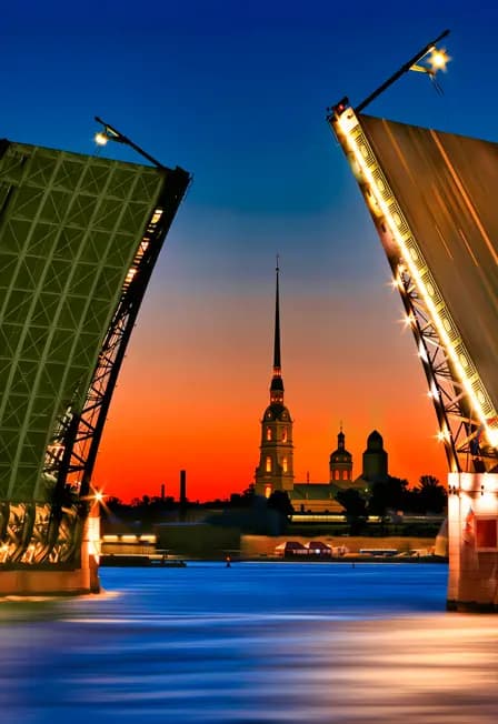 Развод мостов с воды: огни ночного Петербурга и музыка на теплоходе