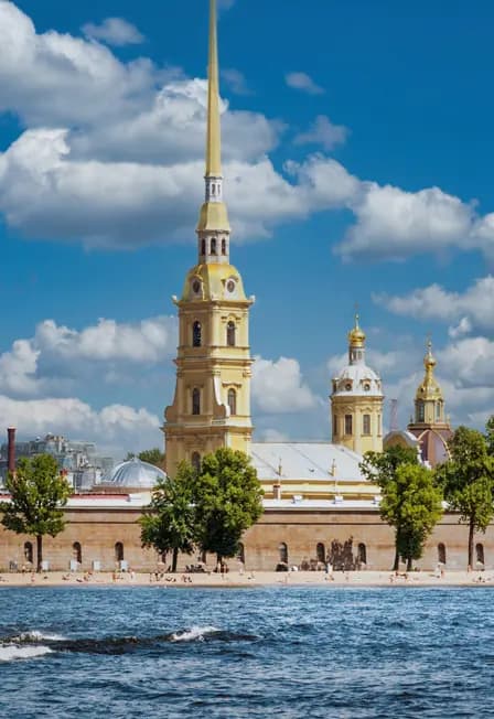 Полуденный выстрел с Невы: каналы, крепость и живая традиция Петербурга