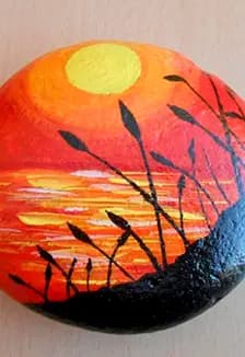 Творческие занятия в Холмогорской библиотеке им. М. В. Ломоносова. Камни-сувениры: роспись природными мотивами