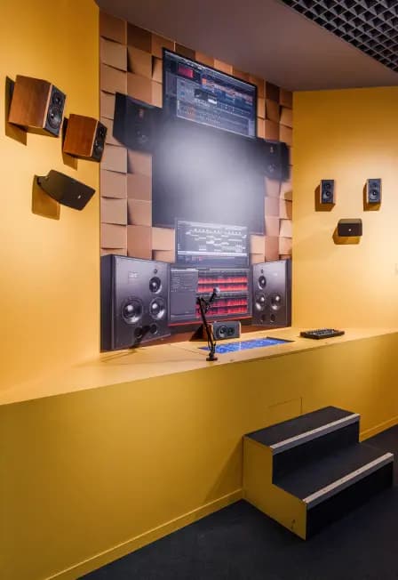 Выставка «Музыкальная эволюция: от камней до нейросети»