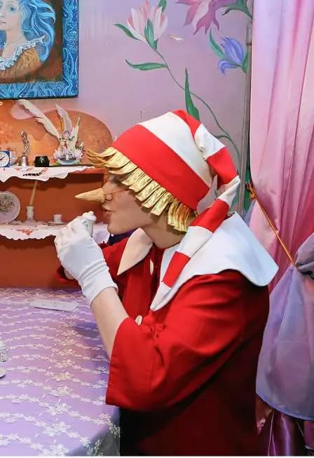 Буратино и Мальвина встречают гостей