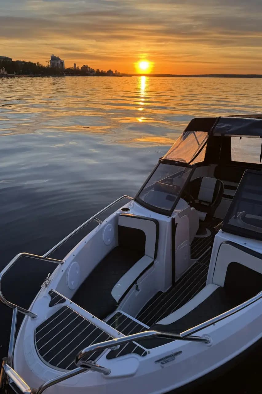 Прогулки на катере по Онежскому озеру