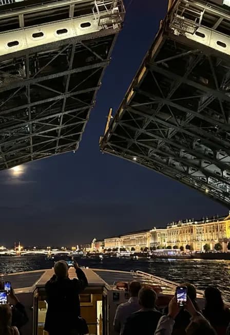Развод мостов. Ночная прогулка по Неве