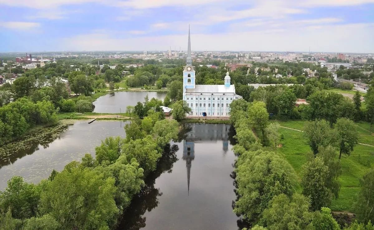 На месте фабрики парк (Петропавловский парк (1-й пруд))