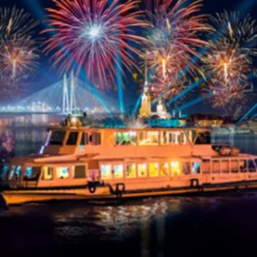 Салют 9 мая с борта теплохода, авторская экскурсия и концерт