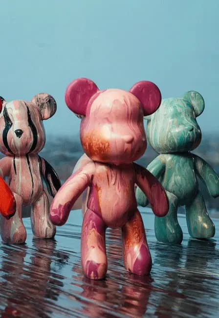 Роспись мишки Bearbricks в технике флюид-арт с видом на Неву