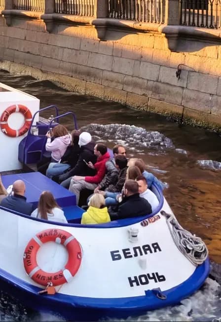 По рекам и каналам на небольшом катере: Петроградка и парадная Нева