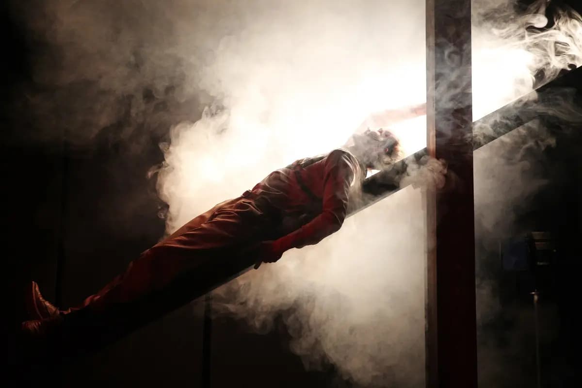 Взаперти (Драматический театр)