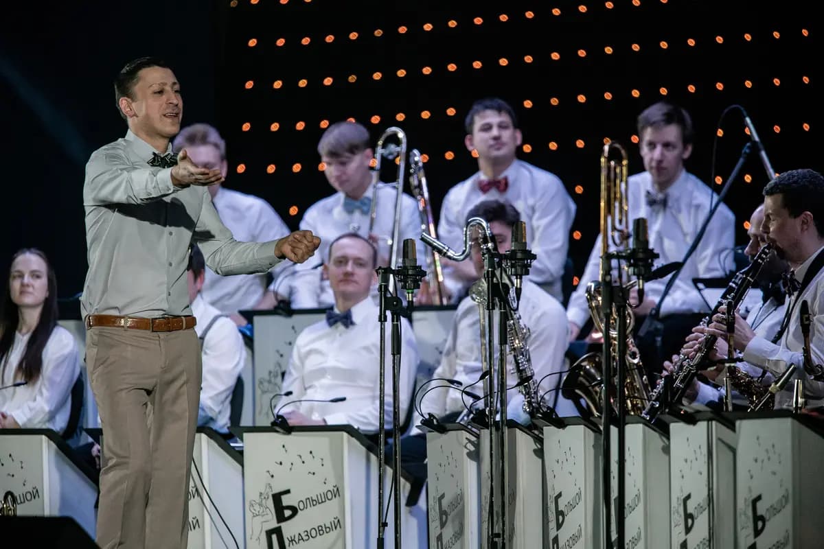 Праздничный концерт с оркестром Петра Востокова. Серенада солнечной долины. Чай вдвоём. Караван (На Плющихе)