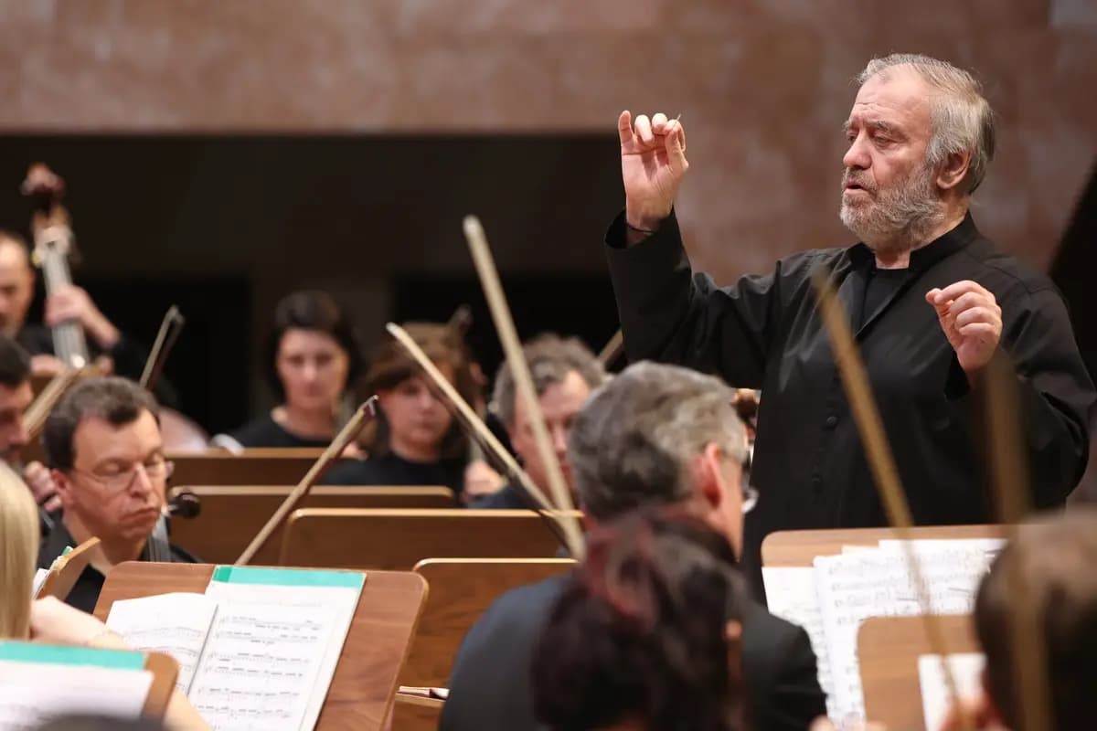 Валерий Гергиев и Объединенный симфонический оркестр Мариинского и Большого театров (Филармония. Концертный зал)