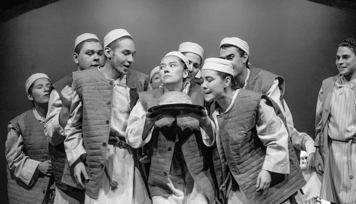 Необыкновенные ичиги (ТЮЗ им. Кариева)