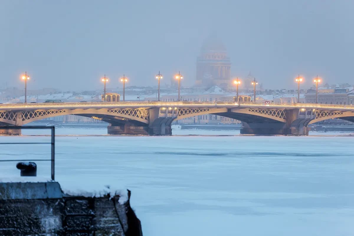 Обзорная экскурсия по Санкт-Петербургу с прогулкой на теплоходе по рекам и каналам (Стоянка автобусов у гостиницы «Октябрьская»)