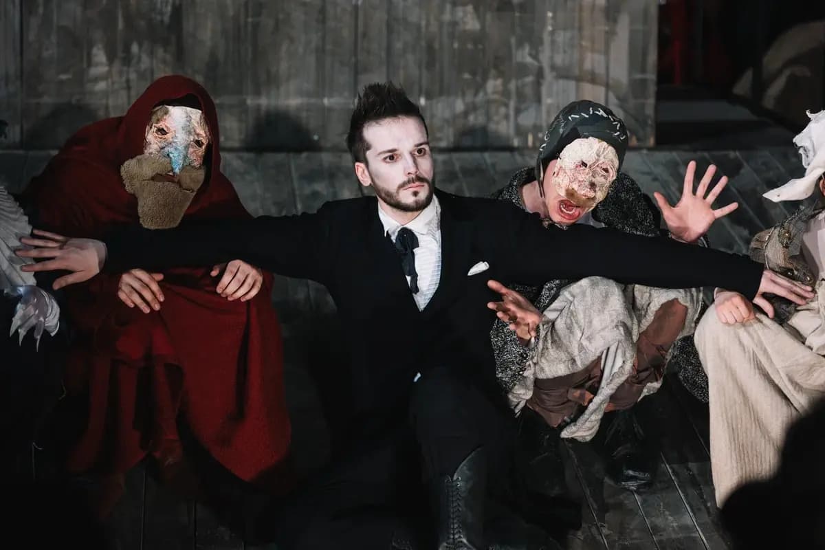 Женщина-змея (Театр на Бронной)