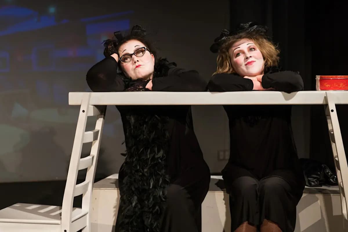 Две дамочки в активном поиске (Три ступени)