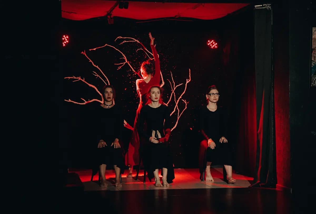 Три высокие женщины (Человек в кубе)