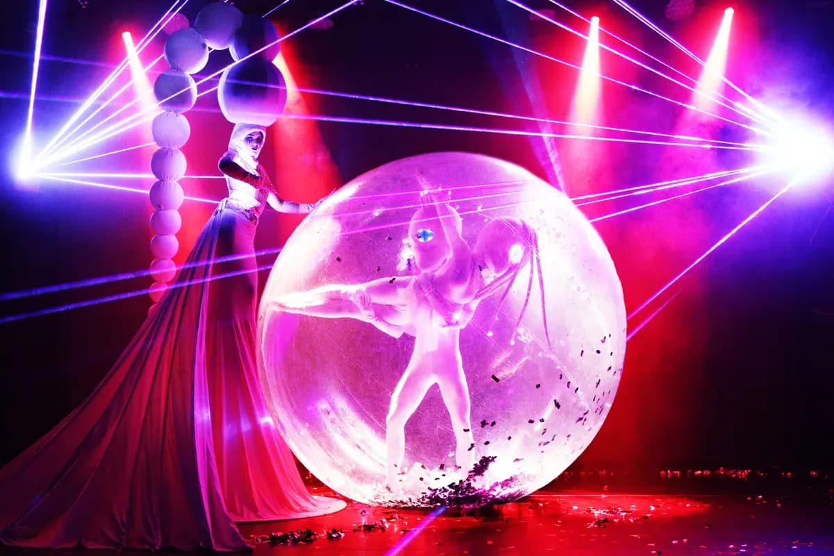 Лунозавр в космосе (Сцена Театра будущего Лилии Тим)