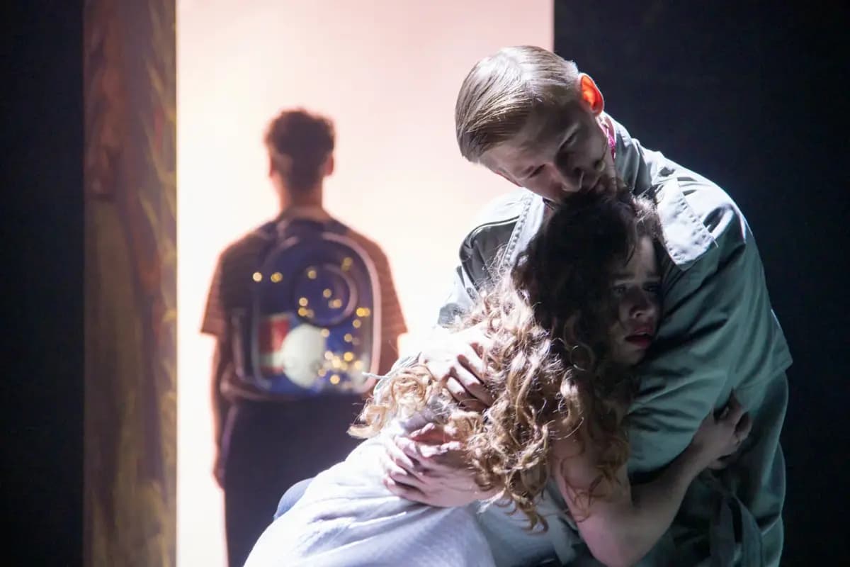 С любимыми не расставайтесь! (Драматический театр им. Кирова)