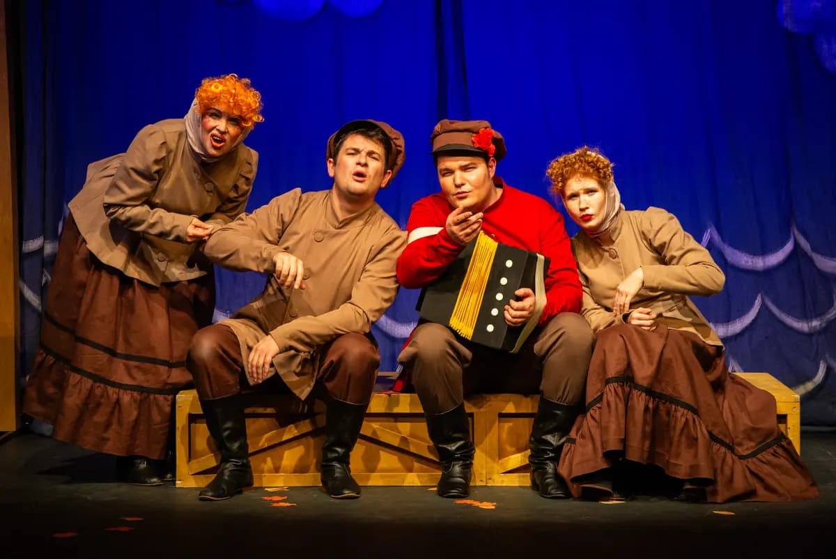 Золочёные лбы (Театр кукол)