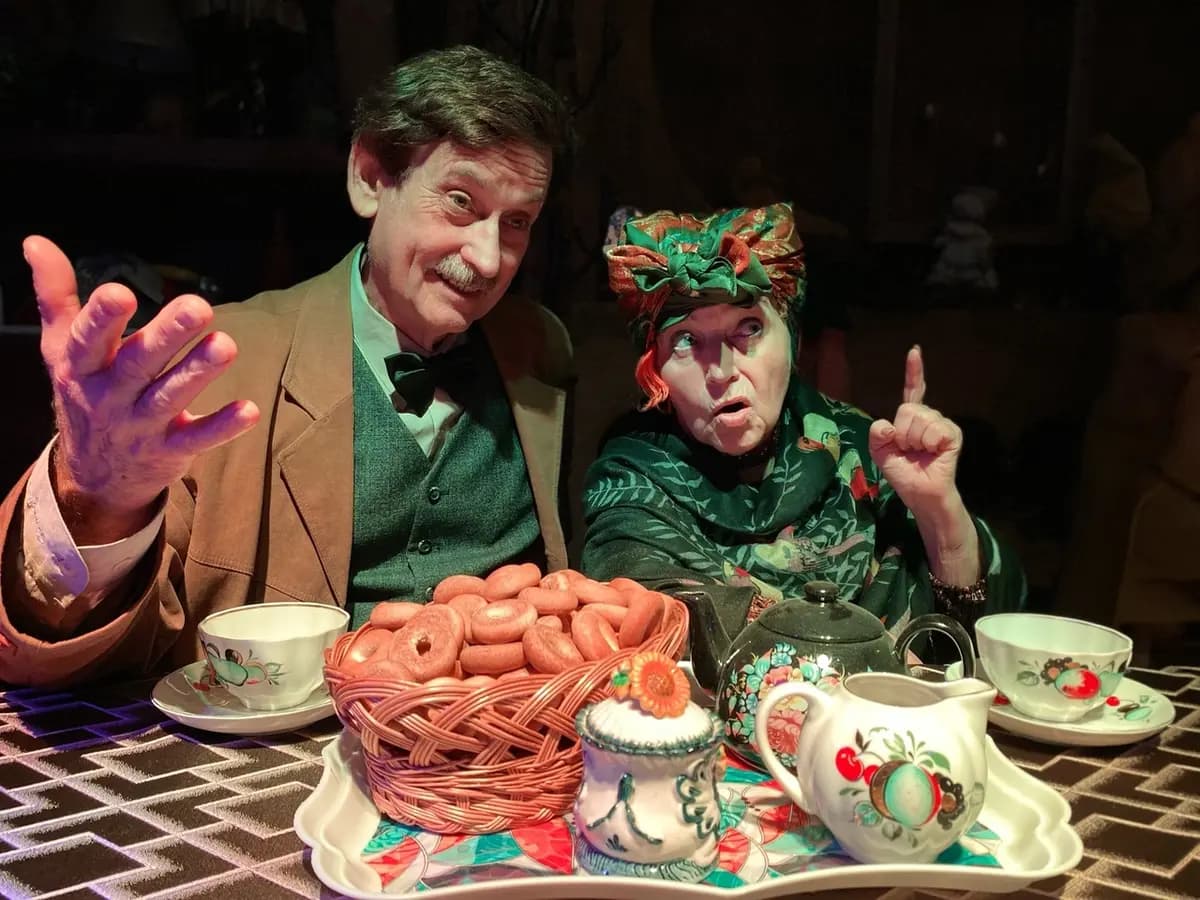 О хороших, в сущности, людях (Театральная квартира)