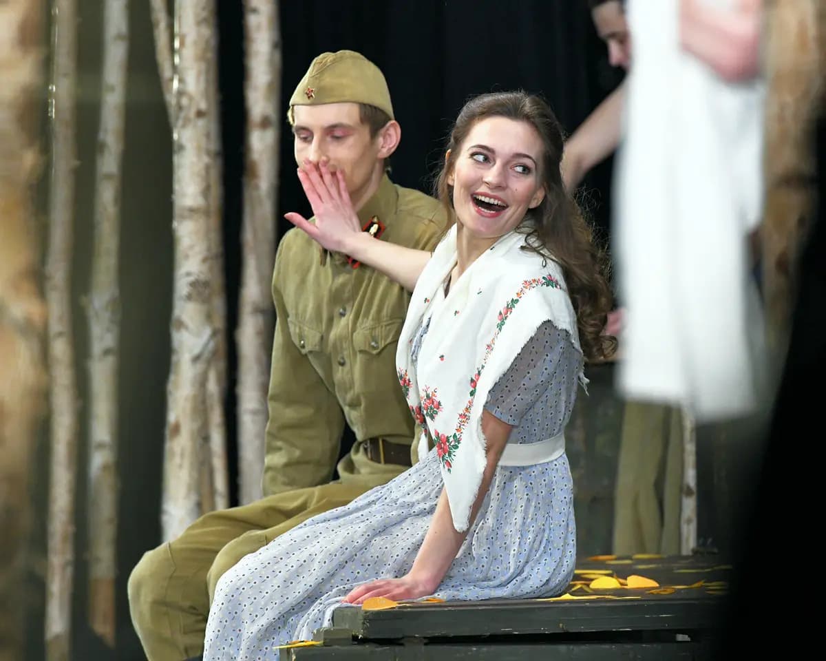 Луна и листопад (Русский драматический театр)