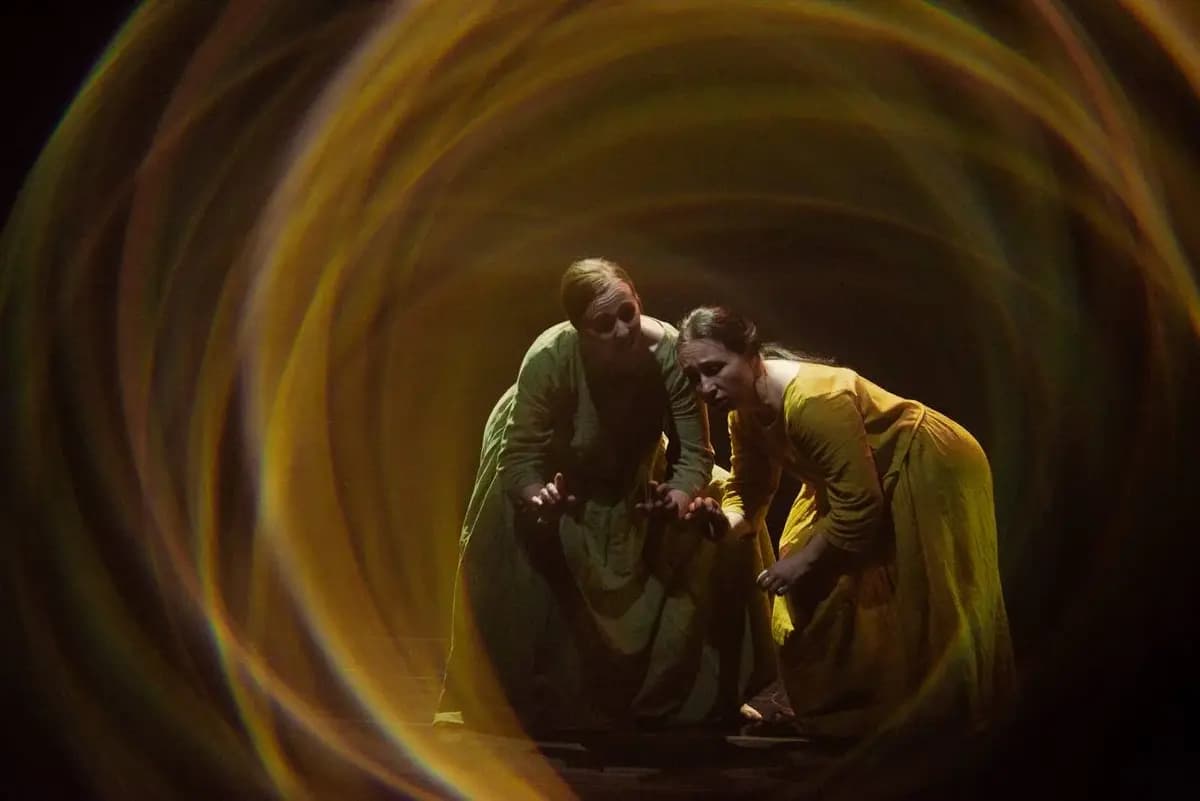 Изба (Геликон-опера)