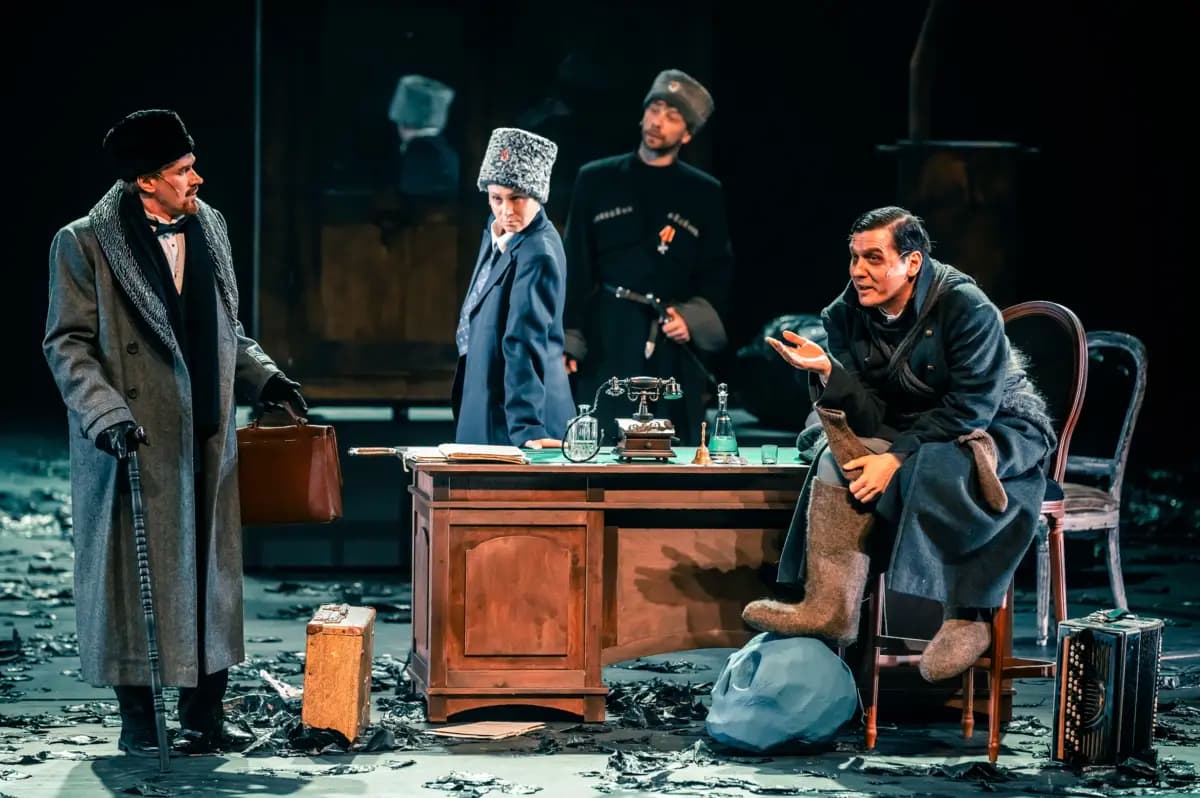 Бег (Драматический театр)