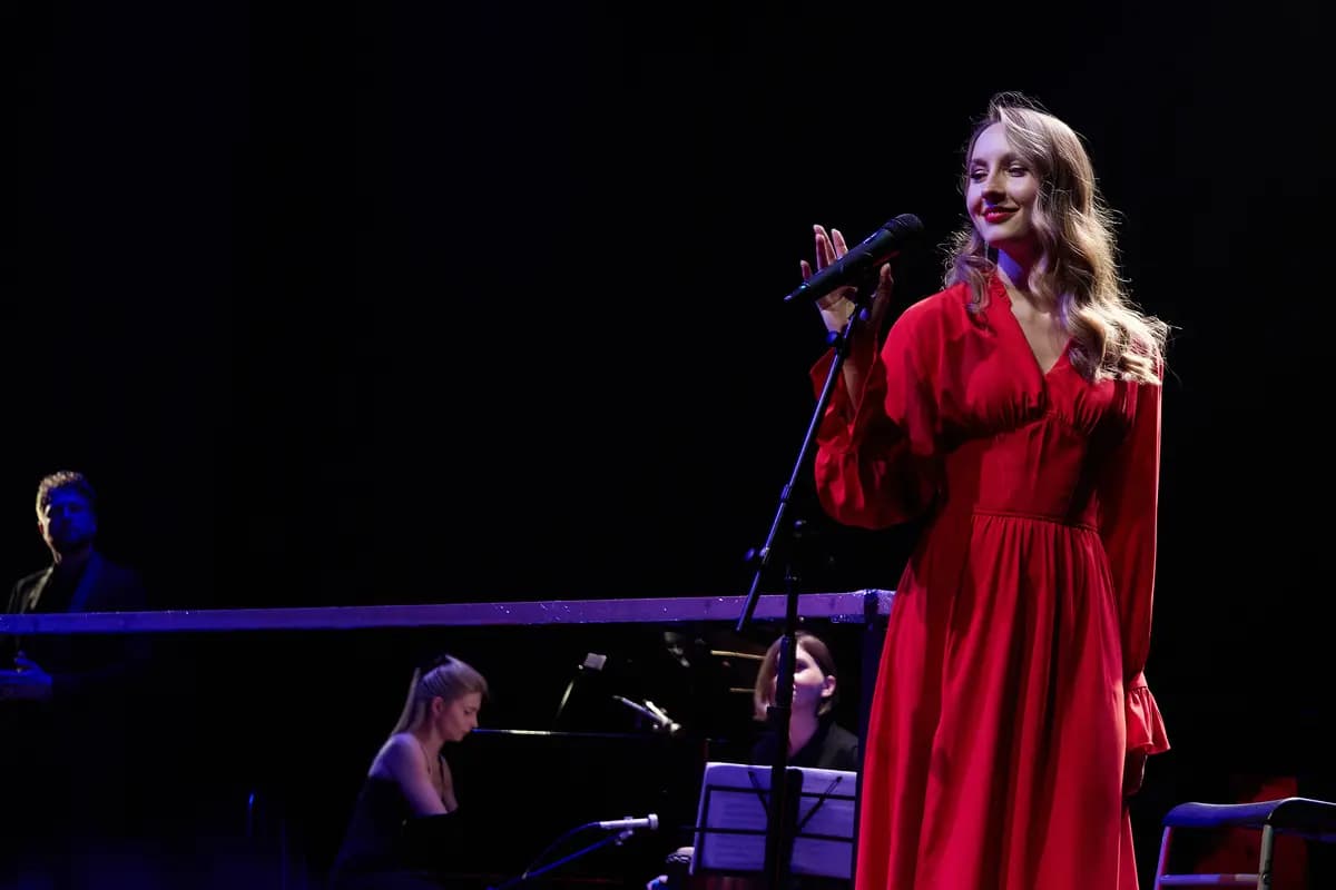 Рас-стояние... (Человек в кубе)