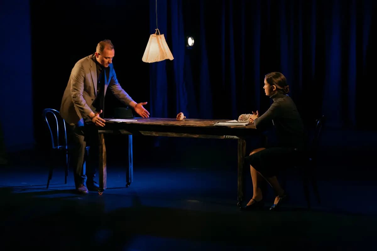 Одинокая женщина желает познакомиться (Человек в кубе)