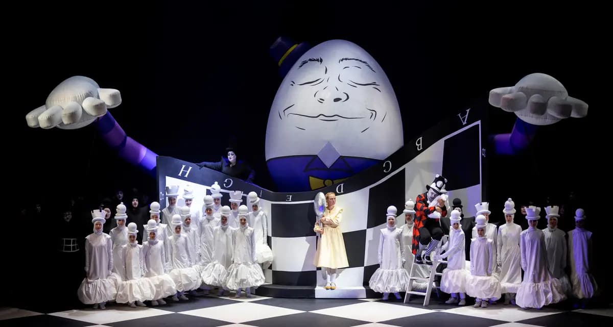 Алиса в Зазеркалье (Урал Опера Балет)