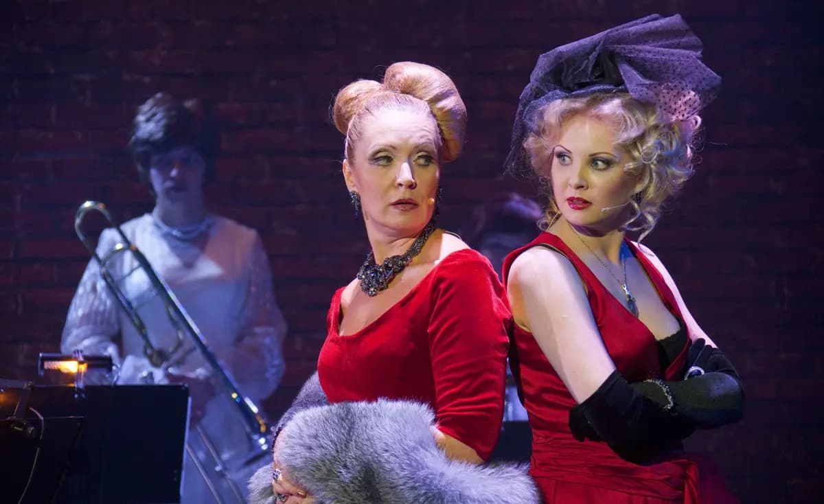 Восемь женщин (Драматический театр)