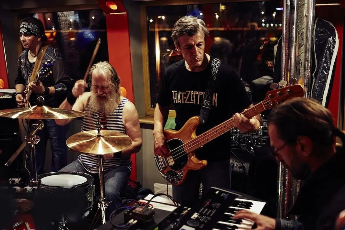 Led Zeppelin Tribute. Прогулка по Неве с выходом в залив (Теплоход Rock Hit Neva (Английская набережная))