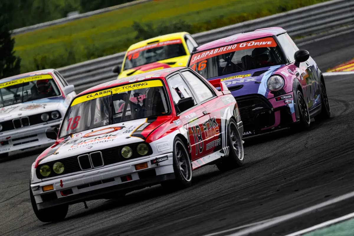 Серия «Классика». 3-й этап международной серии гонок на классических автомобилях (Moscow Raceway)