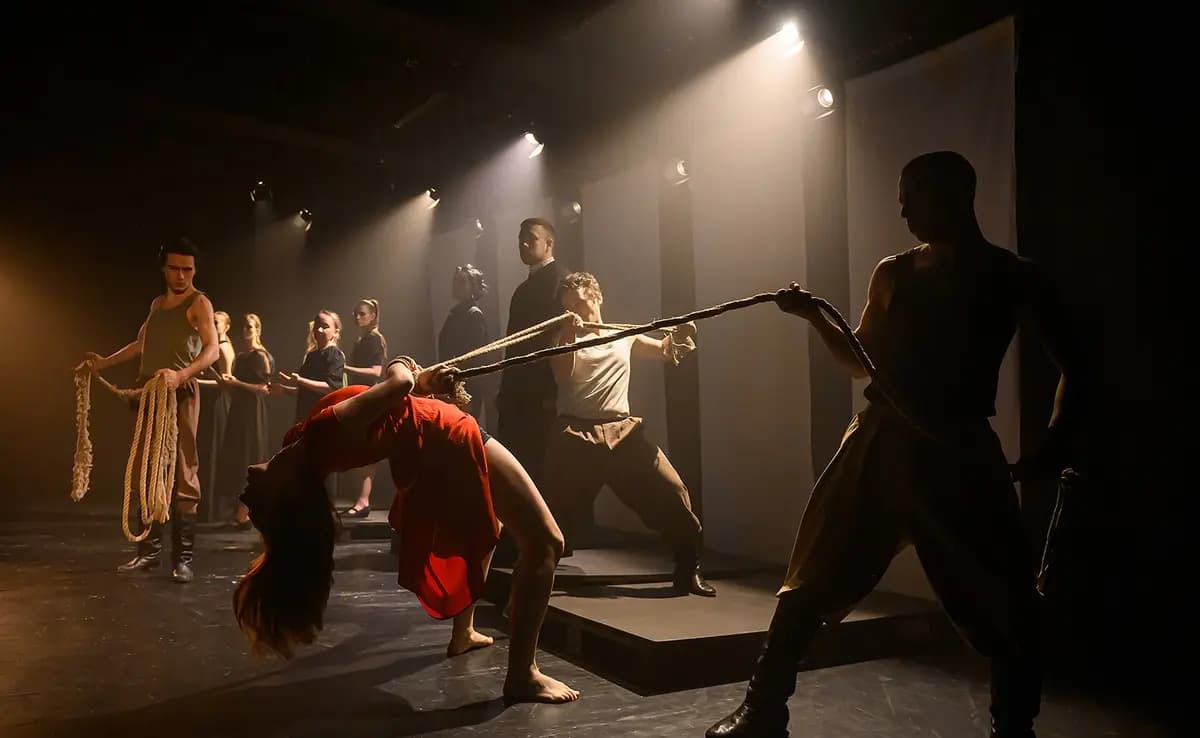 Альба (Первый театр)