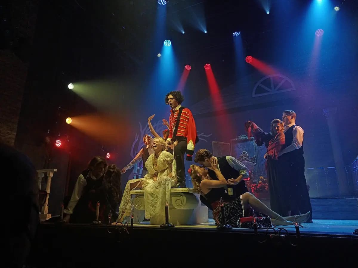 Анна на шее (У Никитских ворот)