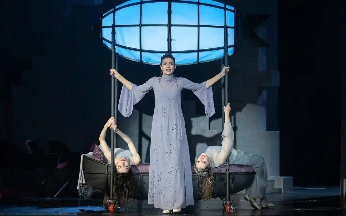 Три сестры (Театр на Литейном)